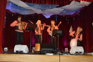 Zapeli so glasbeniki na odru in obiskovalci 1